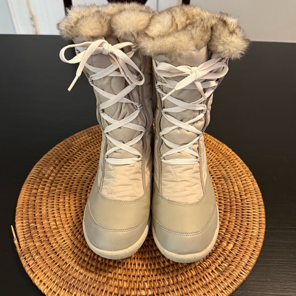 Quechua Women's Beige Winter Boots - Picture 2 of 9